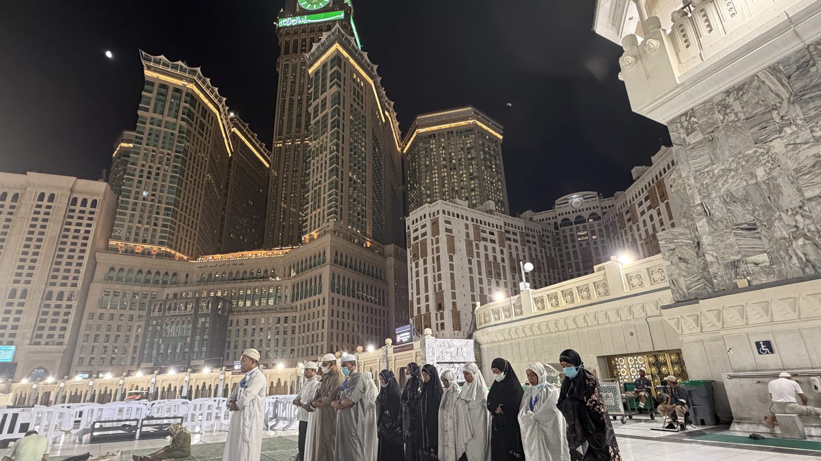 Hujan Deras dan Petir Guyur Makkah, Jemaah Umrah Tetap Tawaf; Kemenhaj: Penerbangan Langsung Lancar