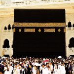 Ka'bah di Masjidil Haram dengan jemaah berpakaian ihram di pelataran mataf