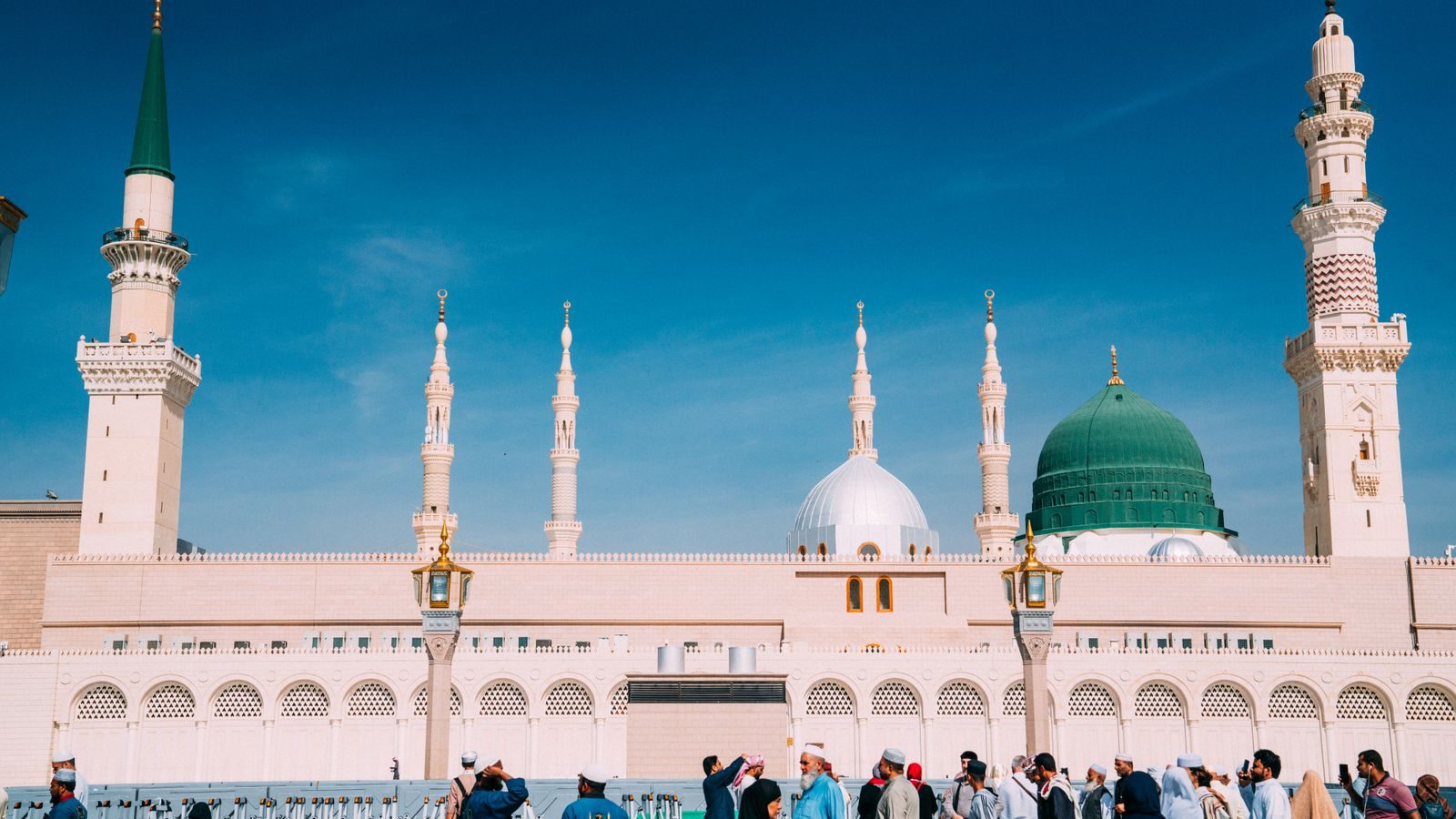 Masjid Nabawi di Madinah dengan Kubah Hijau dan menara di bawah langit biru