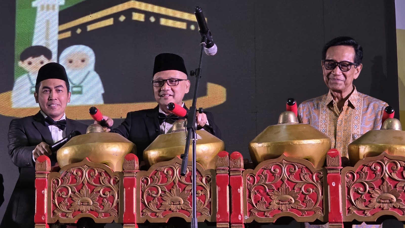 Tiga pejabat memukul gamelan dalam acara pembukaan Yogya Expo UMKM dan Ekosistem Ekonomi Haji dan Umrah 2026